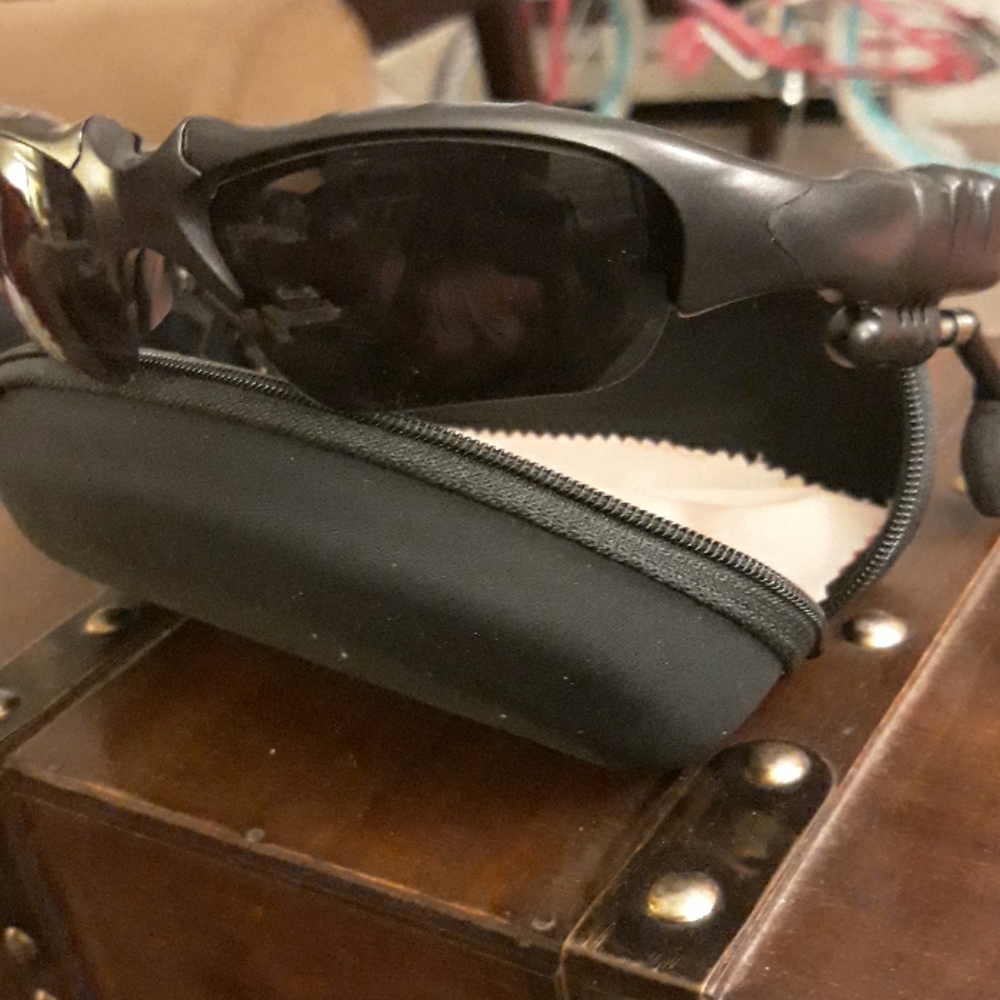Musical sunglasses with charger